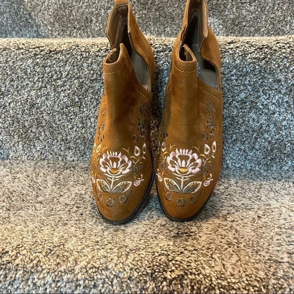 OLIVIA MILLER Embroidered Suede Floral Exposed Ankle Booties‎ Boho Size 6 - Picture 3 of 9